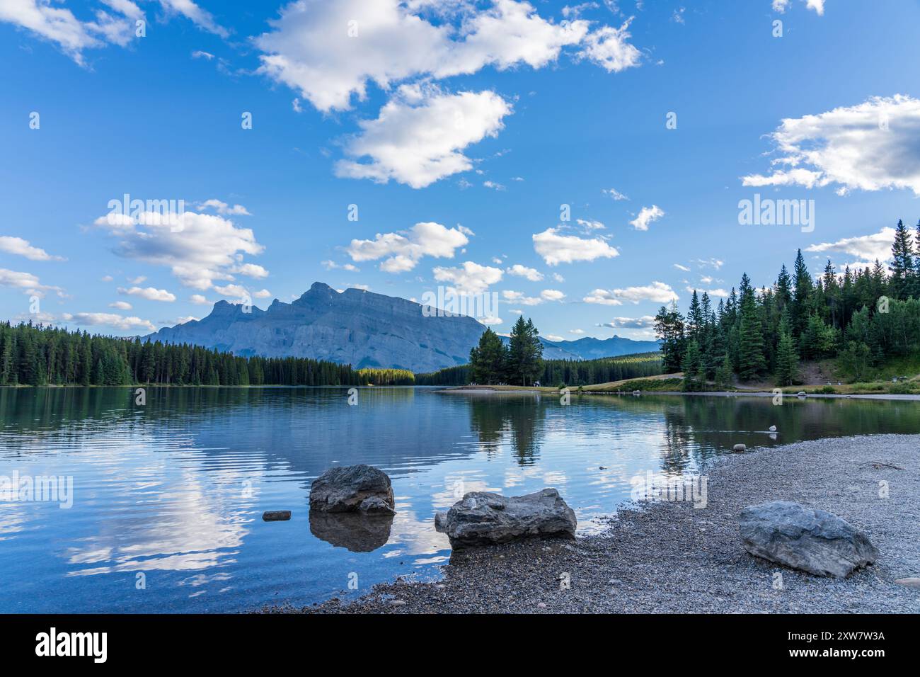 Deux Jack Lake magnifique paysage en été. Mont Rundle avec ciel bleu, nuages blancs réfléchis à la surface de l'eau. Parc national Banff, RO canadien Banque D'Images
