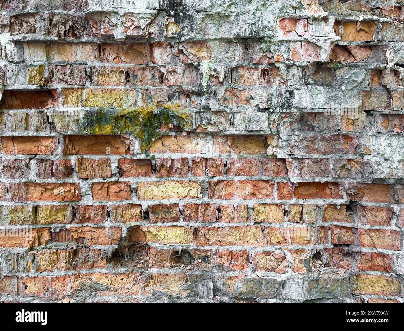 L'arrière-plan d'un vieux mur de briques rouges en ruine Banque D'Images