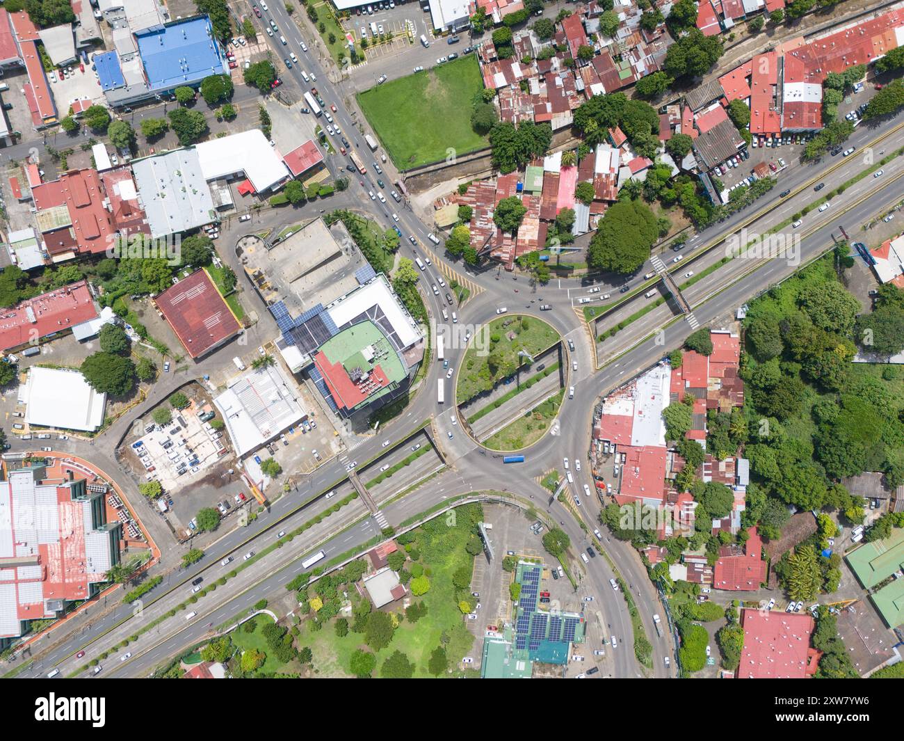 Route de rond-point d'autoroute avec des voitures au-dessus de la vue de drone de dessus Banque D'Images