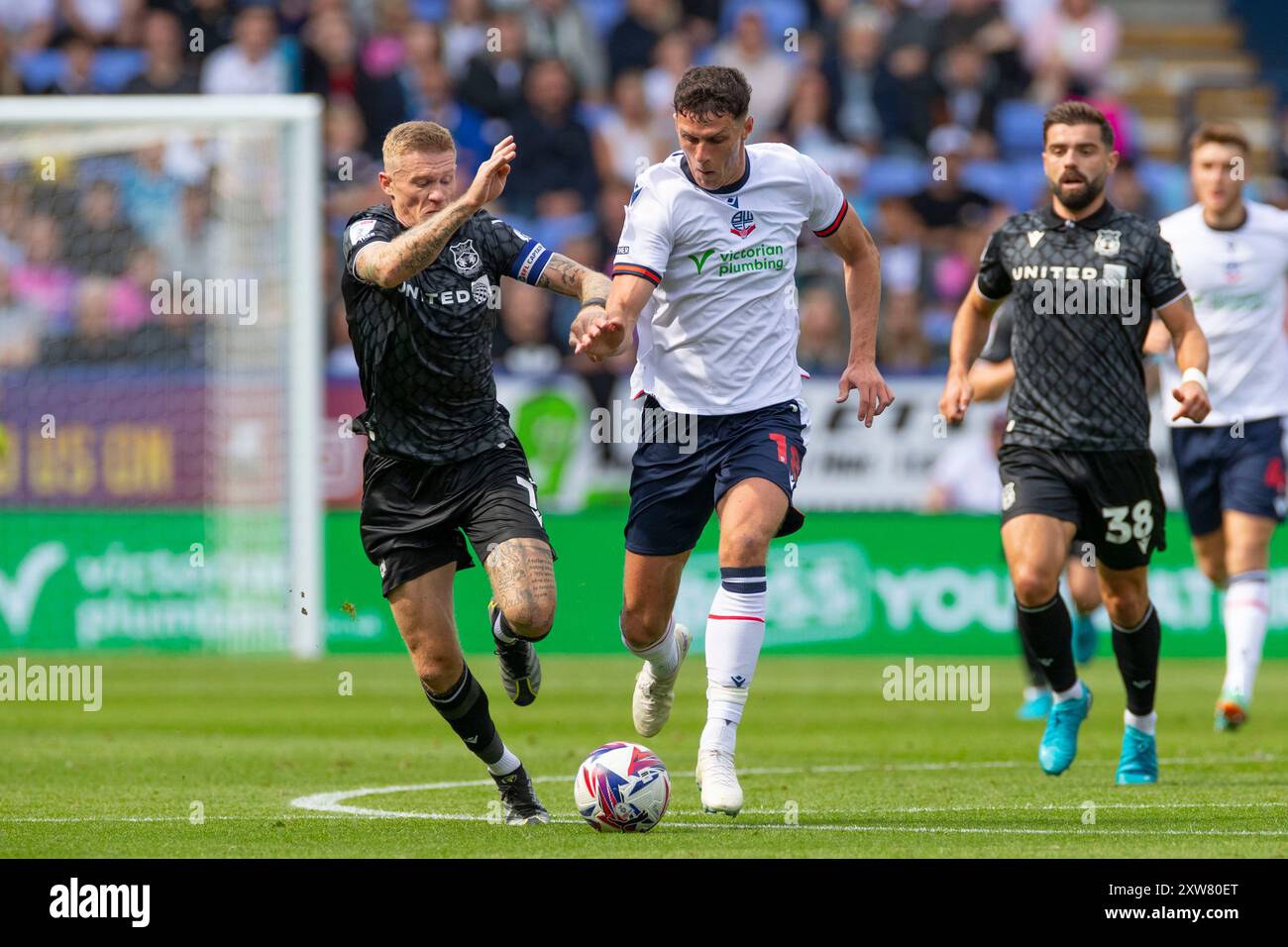 Eoin Toal #18 du Bolton Wanderers FC en possession du ballon lors du match de Sky Bet League 1 entre Bolton Wanderers et Wrexham au Toughsheet Stadium, Bolton le dimanche 18 août 2024. (Photo : Mike Morese | mi News) crédit : MI News & Sport /Alamy Live News Banque D'Images