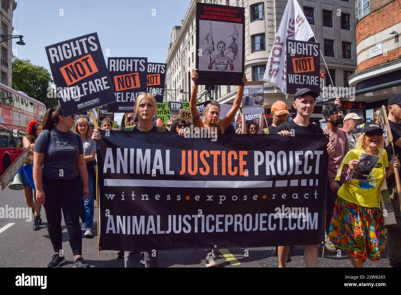 Londres, Royaume-Uni. 18 août 2024. Les activités du projet de justice des animaux passent par Oxford Street lors de la National animal Rights March dans le centre de Londres. La manifestation annuelle met en lumière la souffrance et la mort de milliards d'animaux dans tous les domaines de l'activité humaine, lutte pour la libération des animaux et pour la fin de l'exploitation animale, et promeut le véganisme et un mode de vie sans cruauté. Crédit : Vuk Valcic/Alamy Live News Banque D'Images