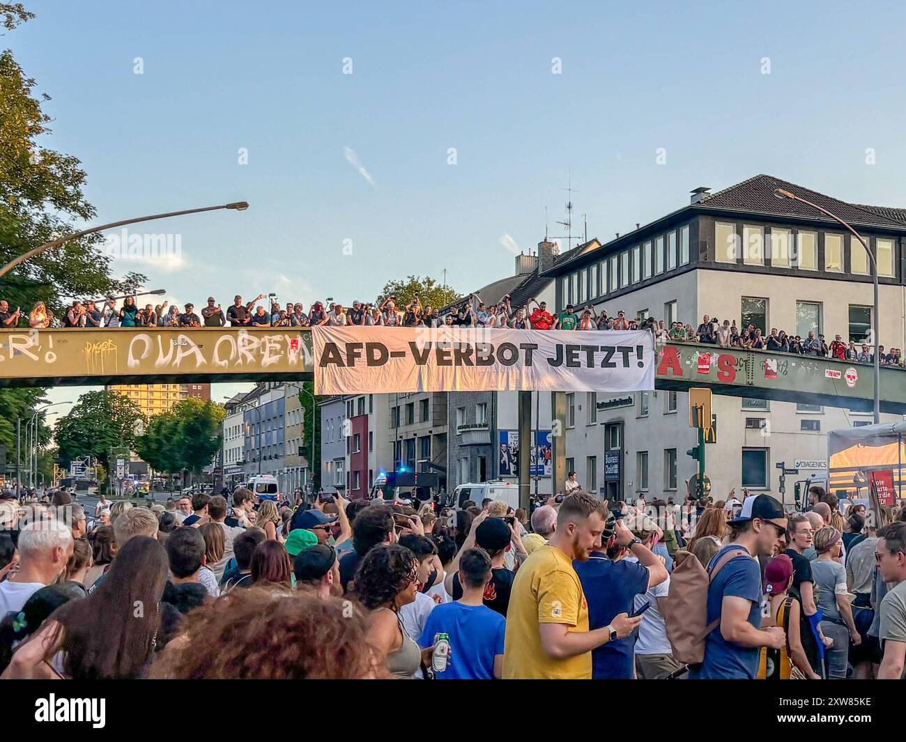 AFD-Verbot jetzt, Essen, NRW, Deutschland, Demo gegen AFD, Bundesparteitag, Grugahalle, Protest, Rechtsextremismus, Vielfalt, Toleranz, Regenbogenfahne, Friedenssymbol, Plakate, Schilder, Kein Bier für Nazis , Zivilgesellschaft, engagement, Lautstark, Entschlossenheit, Polizeipräsenz, Sicherheit, Rechtspopulismus, AFD-Gegner, Demonstranten, Protestbewegung, Antifa, Antirassismus, Demokratie, Solidarität, Menschenmenge, Widerstand, politische Kundgebung, öffentliches Zeichen, gegen Hass, für Frieden, bunte Vielfalt, Bürgerprotest, Bürgerrechtsbewegung, Demonstrationskultur, Ziviler Ungehorsam, Banque D'Images