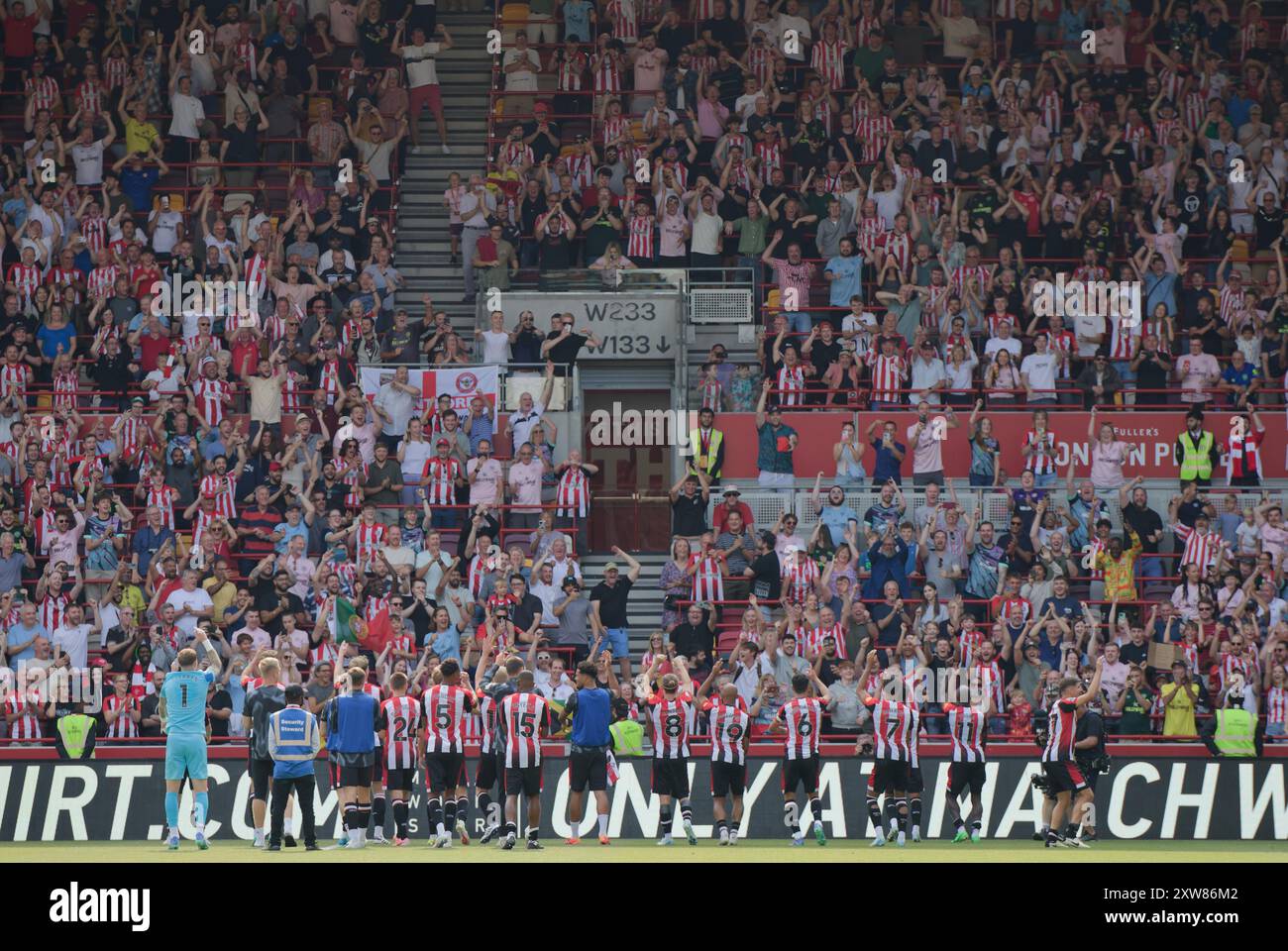 Londres, Royaume-Uni. 18 août 2024. Londres, Angleterre, 18 août 2024 : équipe de Brentford avec des fans après le match de premier League entre Brentford et Crystal Palace au Gtech Community Stadium à Londres, en Angleterre. (Pedro Porru/SPP) crédit : SPP Sport Press photo. /Alamy Live News Banque D'Images