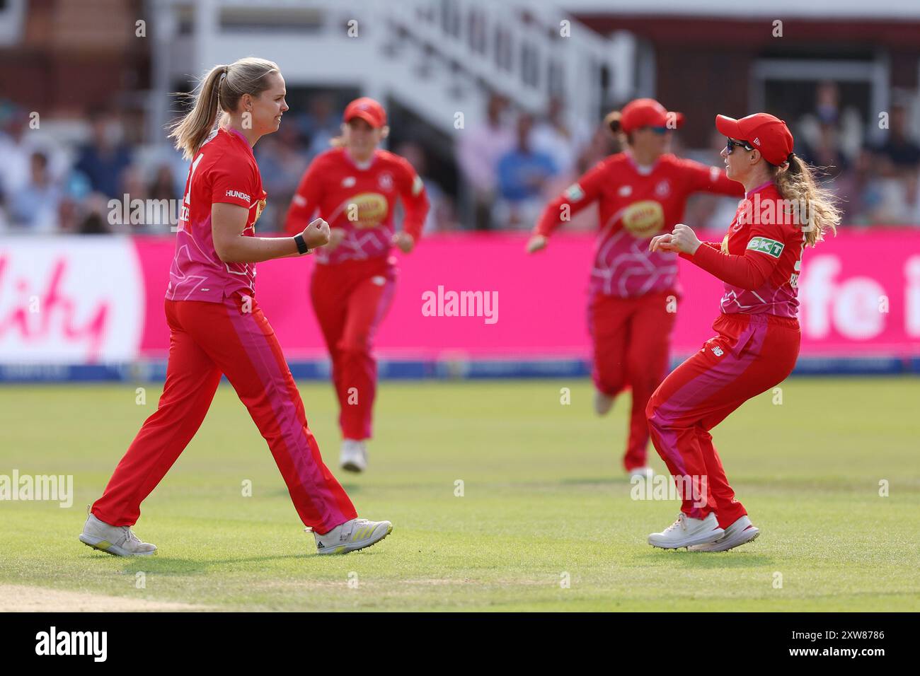 Freya Davies de Welsh Fire (à gauche) célèbre avoir pris le guichet de Georgia Redmayne de London Spirit lors de la finale des cent femmes à Lord's, Londres. Date de la photo : dimanche 18 août 2024. Banque D'Images