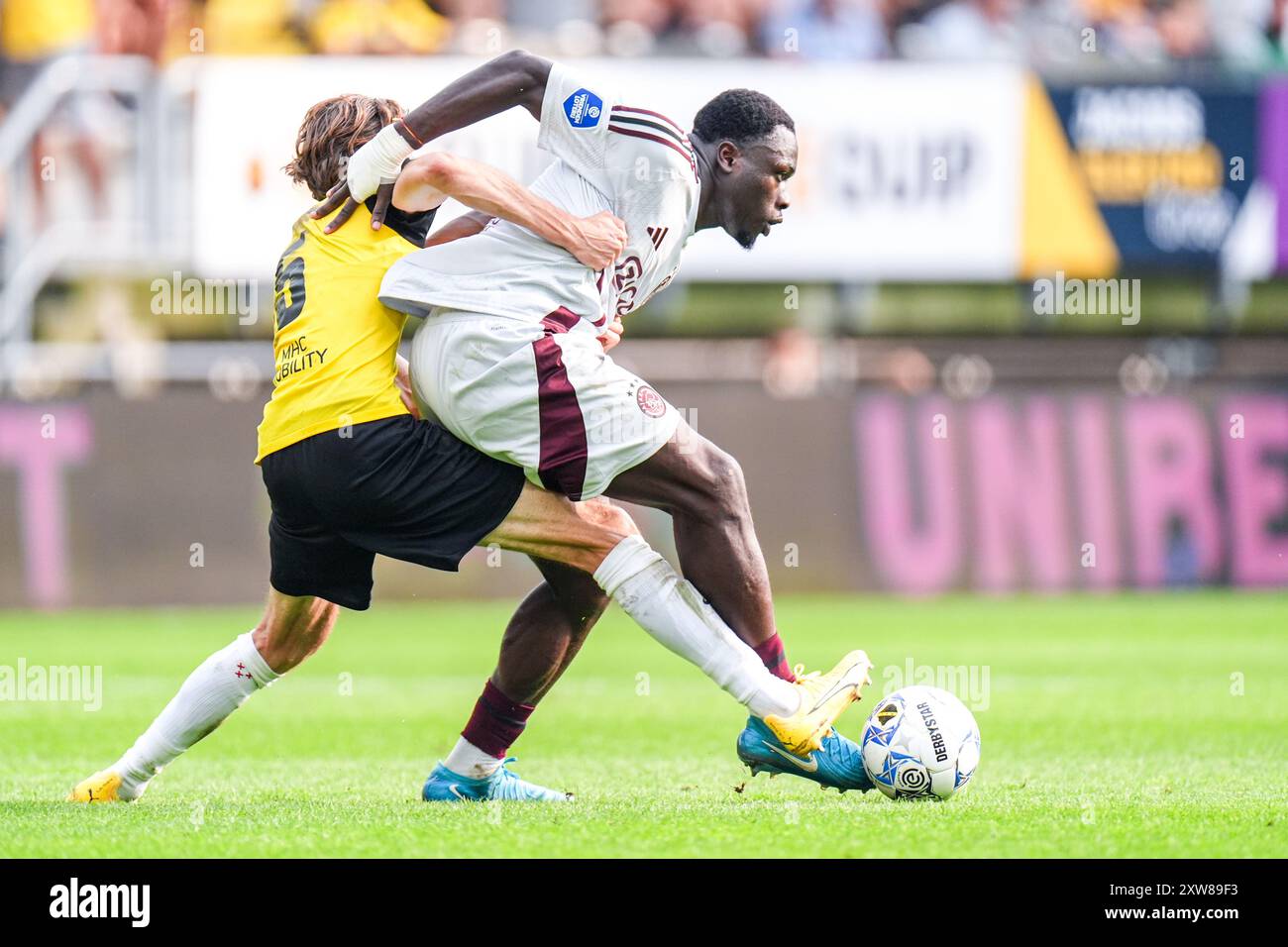 Breda, pays-Bas. 18 août 2024. BREDA, PAYS-BAS - 18 AOÛT : Jan van den Bergh du CNA Breda se bat pour la possession avec Brian Brobbey de l'AFC Ajax lors du match Néerlandais Eredivisie entre le CNA Breda et l'AFC Ajax au stade Rat Verlegh le 18 août 2024 à Breda, pays-Bas. (Photo de Joris Verwijst/Orange Pictures) crédit : Orange pics BV/Alamy Live News Banque D'Images