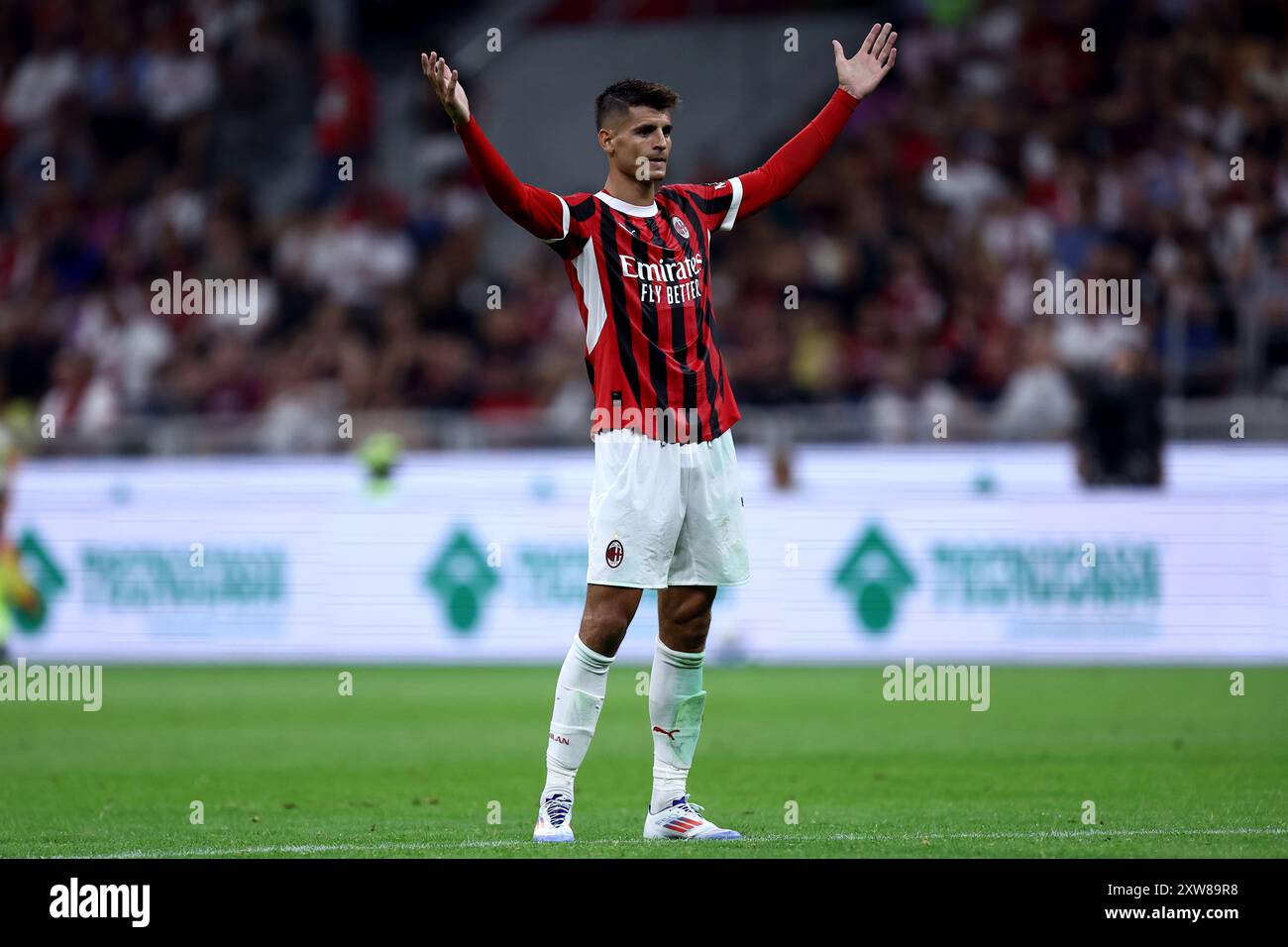 Milan, Italie. 17 août 2024. Alvaro Morata de l'AC Milan fait des gestes lors du match de Serie A entre l'AC Milan et le Torino FC au Stadio Giuseppe Meazza le 17 août 2024 à Milan, Italie . Crédit : Marco Canoniero/Alamy Live News Banque D'Images