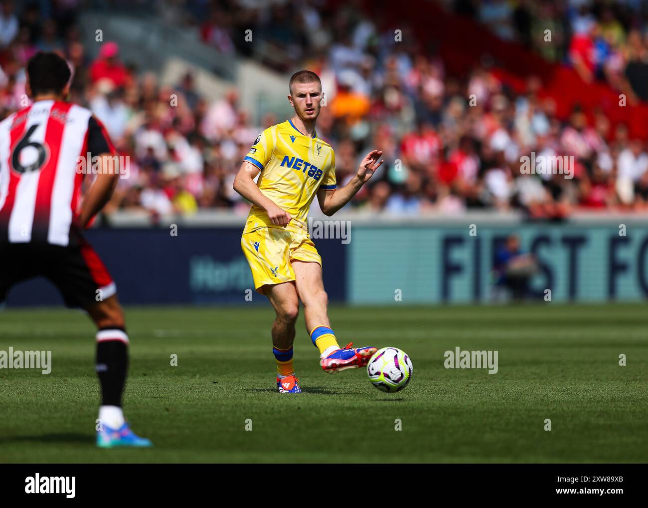 18 août 2024 ; Gtech Community Stadium, Brentford, Londres, Angleterre; premier League Football, Brentford contre Crystal Palace ; Adam Wharton de Crystal Palace passe le ballon au milieu de terrain Banque D'Images