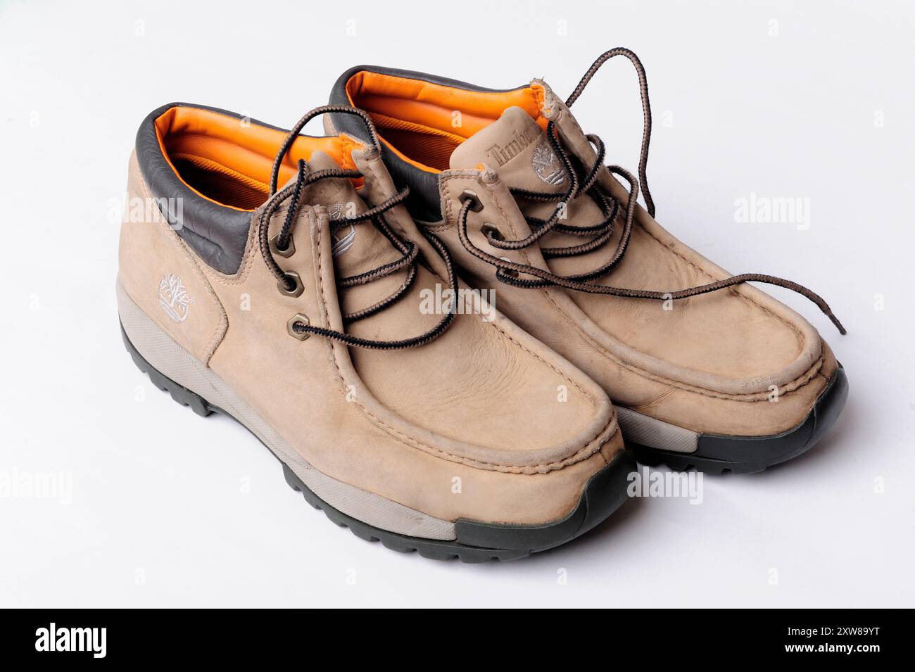 chaussures, soins, peau, nettoyage, propreté, brosse, bottes, éraflé, vintage, photo Kazimierz Jurewicz, cuir, lacets, isolé, vêtements, Banque D'Images