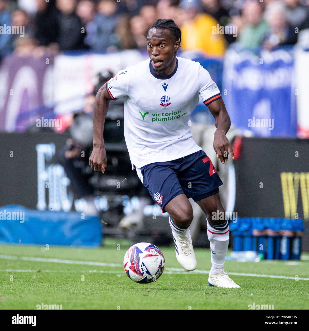 Jay Matete #28 du Bolton Wanderers FC en action lors du match de Sky Bet League 1 entre Bolton Wanderers et Wrexham au Toughsheet Stadium, Bolton le dimanche 18 août 2024. (Photo : Mike Morese | mi News) crédit : MI News & Sport /Alamy Live News Banque D'Images