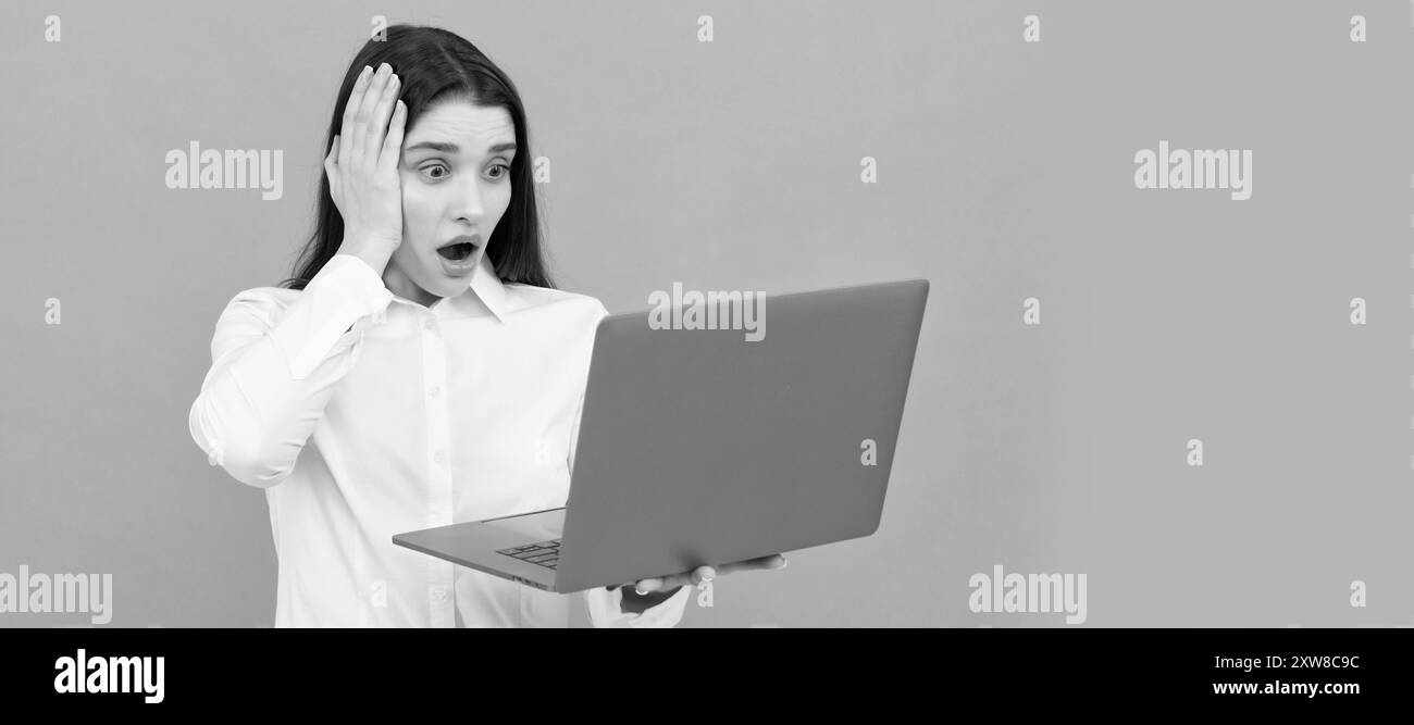 Portrait de visage isolé de femme, bannière avec espace de copie de maquette. femme d'affaires choquée avec ordinateur portable. l'administrateur réseau met l'ordinateur en attente. chef de bureau Banque D'Images