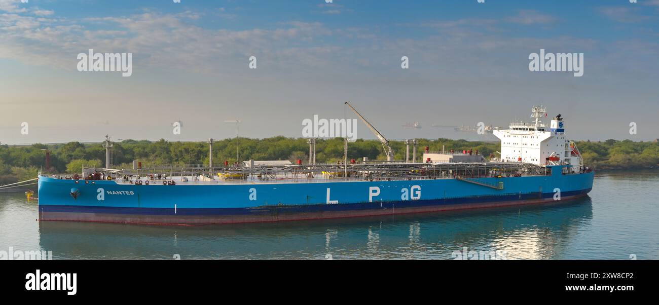 Puerto Quetzal, Guatemala - 19 janvier 2024 : vue panoramique du navire-citerne Nantes transportant du gaz de pétrole liquéfié ou du GPL amarré dans le port du comté. Banque D'Images
