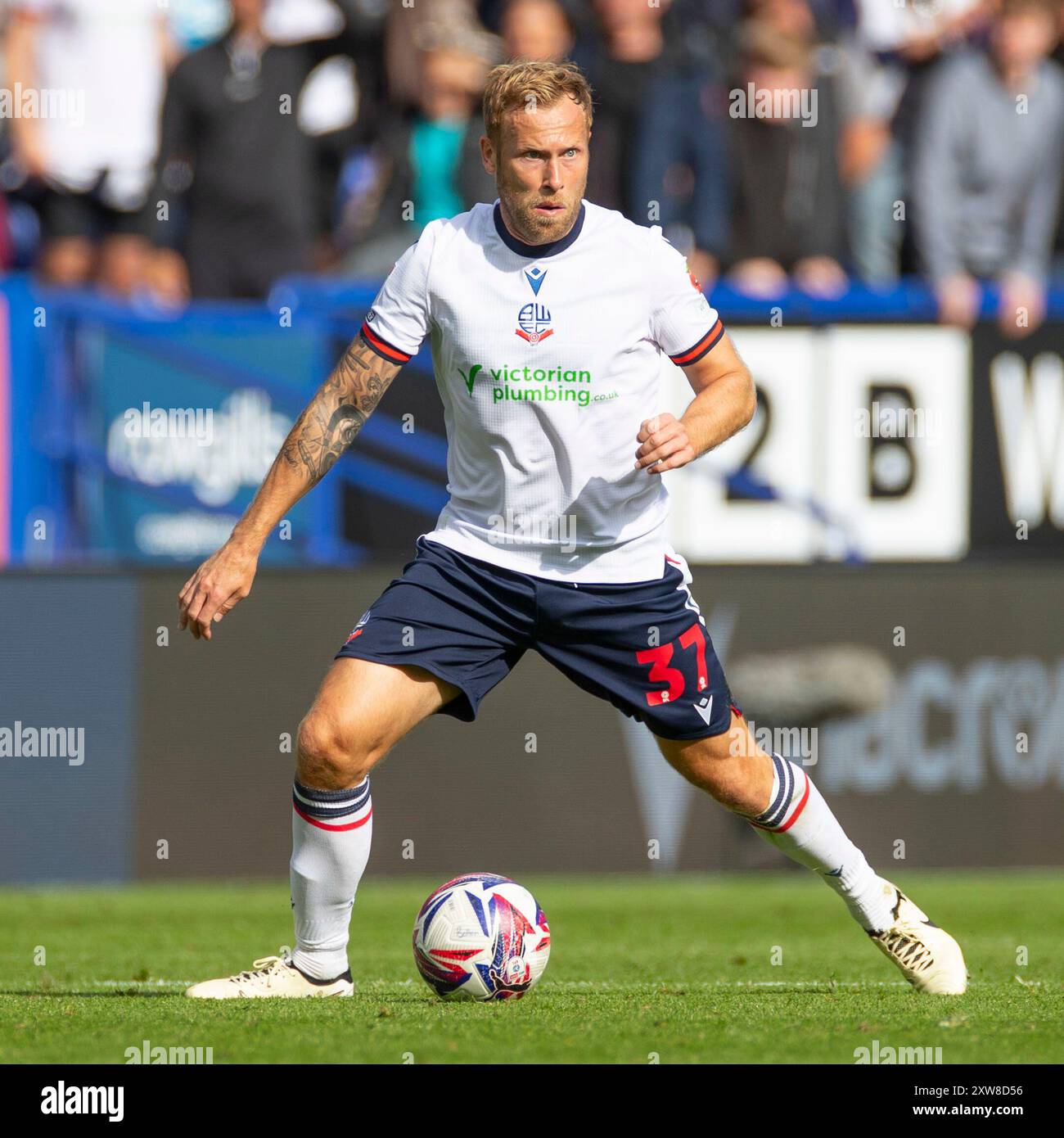 Scott Arfield #37 du Bolton Wanderers FC en action lors du match de Sky Bet League 1 entre Bolton Wanderers et Wrexham au Toughsheet Stadium de Bolton le dimanche 18 août 2024. (Photo : Mike Morese | mi News) crédit : MI News & Sport /Alamy Live News Banque D'Images