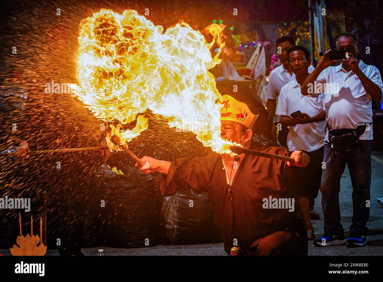 Kuala Lumpur, Malaisie. 14 août 2024. Un prêtre chinois de souche effectue des rituels de prière “Breaking the Hell's Gate” (po Di Yu) pendant le festival Hungry Ghost à Kota Damansara. Le Hungry Ghost Festival tombe le 15ème jour du septième mois lunaire. Les dévots chinois croyaient que les portes de l'enfer s'ouvrent et que les fantômes parcourent le monde humain pendant le mois. (Photo de Vivian Lo/SOPA images/SIPA USA) crédit : SIPA USA/Alamy Live News Banque D'Images