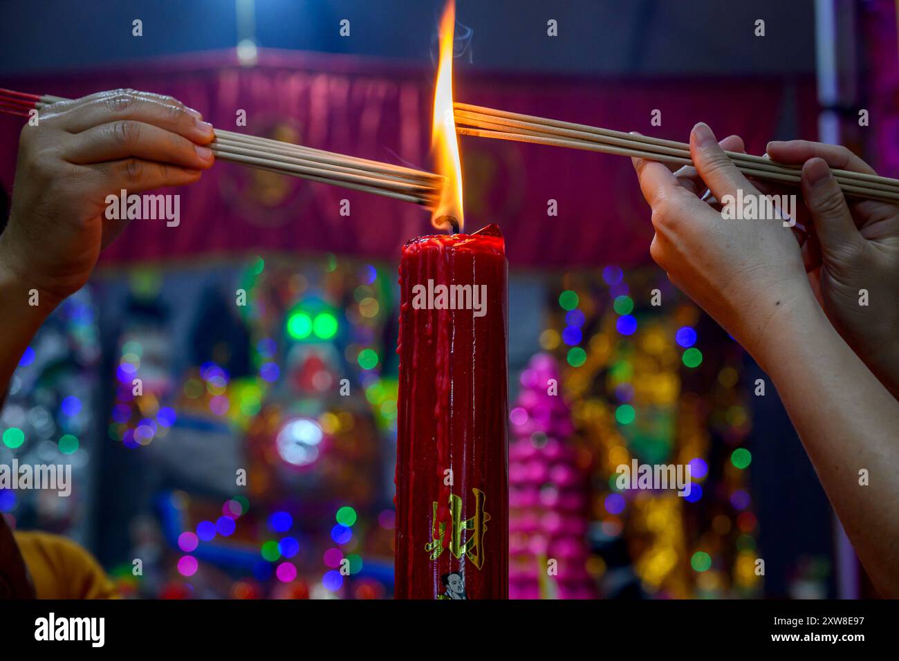 Kuala Lumpur, Malaisie. 14 août 2024. Les dévots chinois brûlent des bâtons de joss pendant le festival Hungry Ghost à Kota Damansara. Le Hungry Ghost Festival tombe le 15ème jour du septième mois lunaire. Les dévots chinois croyaient que les portes de l'enfer s'ouvrent et que les fantômes parcourent le monde humain pendant le mois. (Photo de Vivian Lo/SOPA images/SIPA USA) crédit : SIPA USA/Alamy Live News Banque D'Images