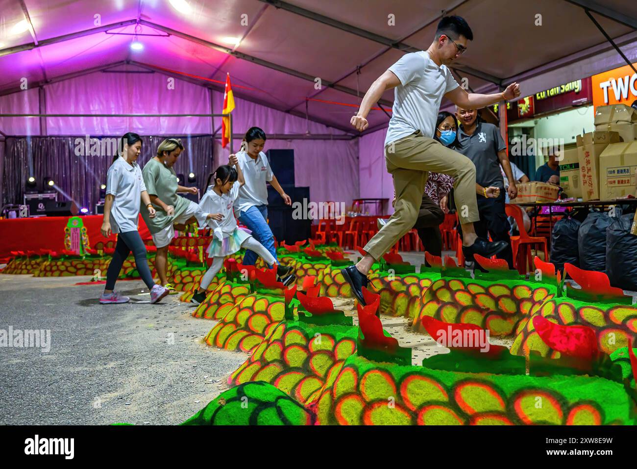 Kuala Lumpur, Malaisie. 14 août 2024. Les dévots chinois sautent par-dessus un dragon de sable lors de ìBreaking exécution de rituels de prière au Hellís Gateî (po Di Yu) pendant le festival Hungry Ghost à Kota Damansara. Le Hungry Ghost Festival tombe le 15ème jour du septième mois lunaire. Les dévots chinois croyaient que les portes de l'enfer s'ouvrent et que les fantômes parcourent le monde humain pendant le mois. (Photo de Vivian Lo/SOPA images/SIPA USA) crédit : SIPA USA/Alamy Live News Banque D'Images