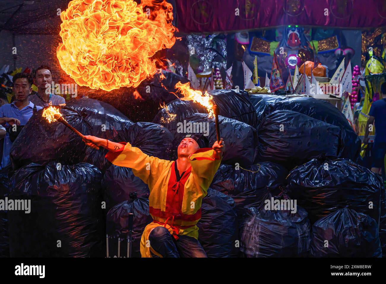 Kuala Lumpur, Selangor, Malaisie. 14 août 2024. Un prêtre chinois effectue des rituels de prière Ã¬pour briser le HellÃ-s GateÃ® (po Di Yu) pendant le festival Hungry Ghost à Kota Damansara. Le Hungry Ghost Festival tombe le 15ème jour du septième mois lunaire. Les dévots chinois croyaient que les portes de l'enfer s'ouvrent et que les fantômes parcourent le monde humain pendant le mois. (Crédit image : © Vivian Lo/SOPA images via ZUMA Press Wire) USAGE ÉDITORIAL SEULEMENT! Non destiné à UN USAGE commercial ! Banque D'Images