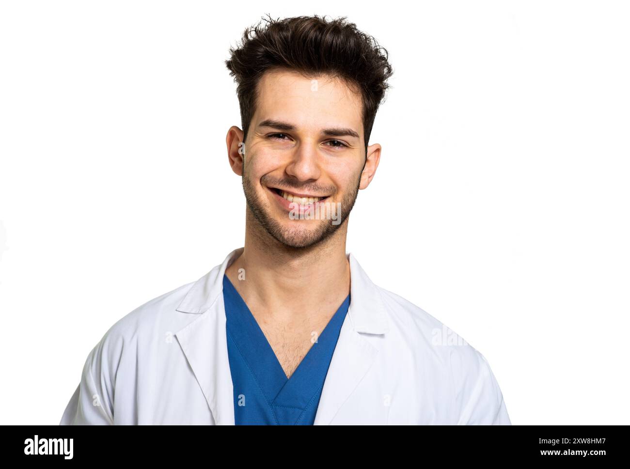 Jeune médecin confiant avec un sourire agréable, portant des gommages bleus, sur fond blanc Banque D'Images