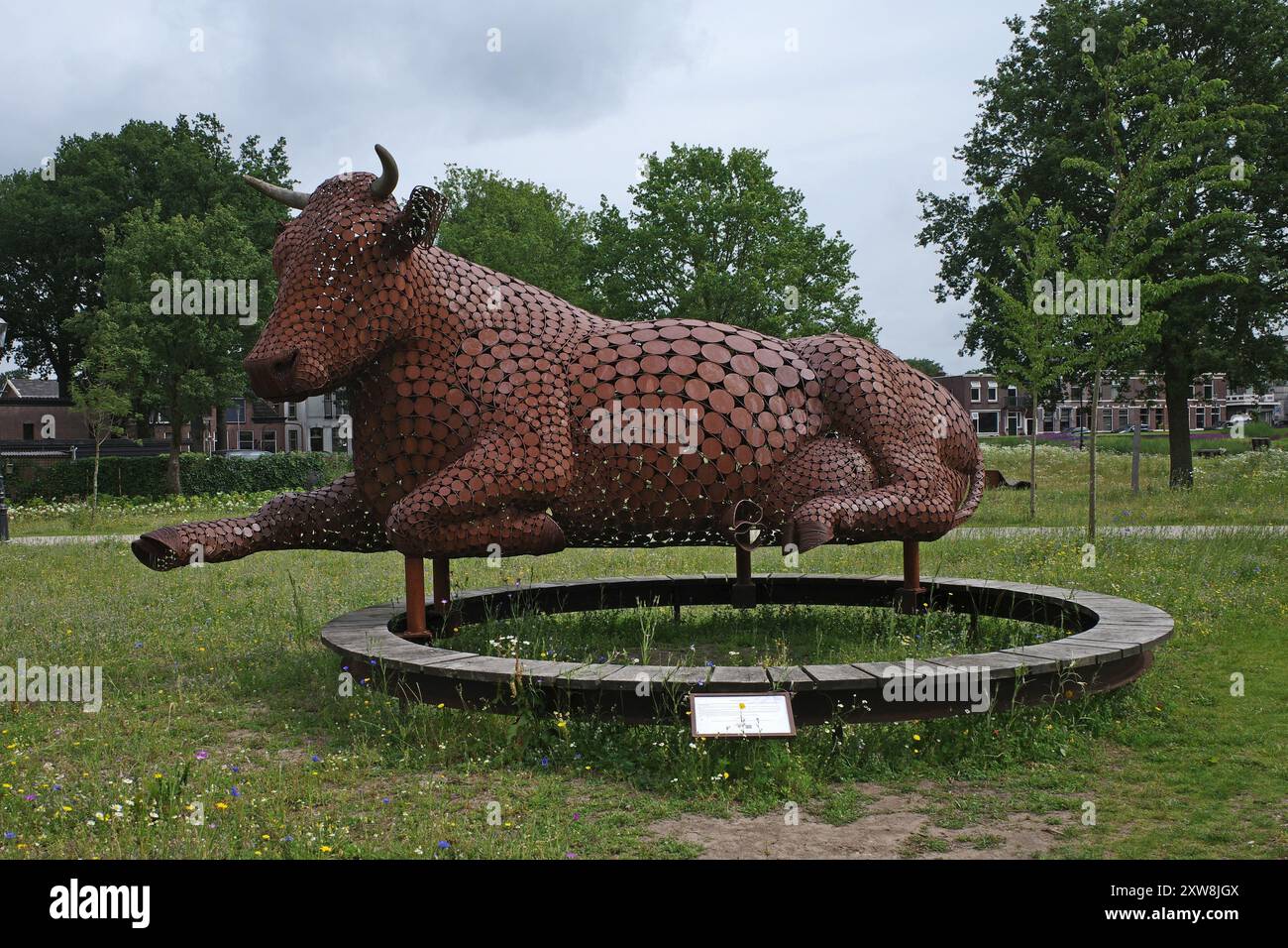 Coevorden, pays-Bas - juin 30 2024 vache au repos, sculpture itinérante de Jantien Mook. Le nom de la vache est Ahimsa, ce qui signifie non-violence et Banque D'Images