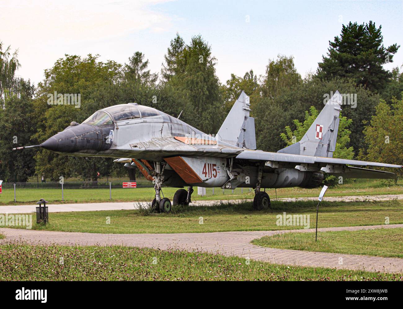 Le MiG-29UB/GT au Musée polonais de l'aviation à Cracovie : un chasseur soviétique biplace utilisé pour l'entraînement avancé et vital pour la défense aérienne de la Pologne. Banque D'Images