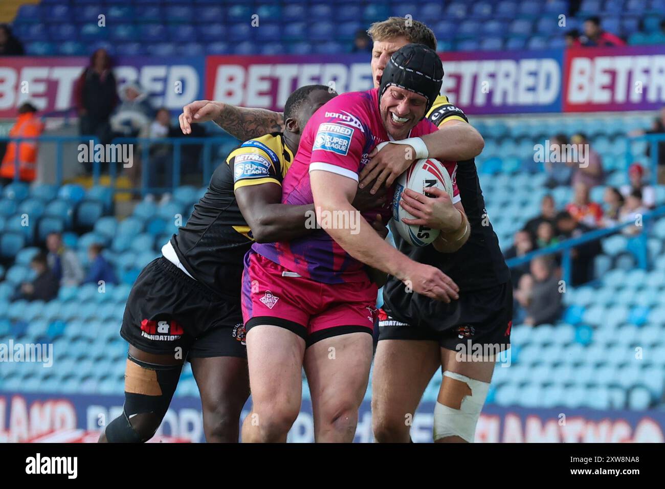 Leeds, Royaume-Uni. 18 août 2024. Elland Road, Leeds, West Yorkshire, 18 août 2024. Betfred Super League - Magic Weekend Huddersfield Giants vs Castleford Tigers Chris Hill de Huddersfield Giants est attaqué par Alex Mellor et Muizz Mustapha de Castleford Tigers Credit : Touchlinepics/Alamy Live News Banque D'Images