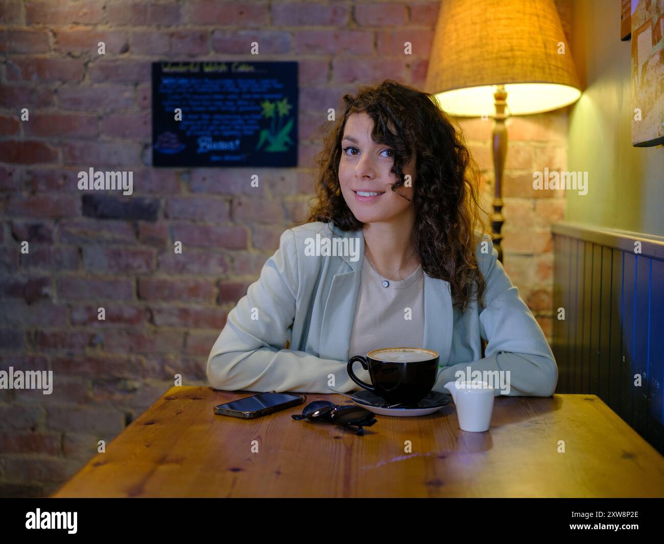 Fille dans un café Banque D'Images