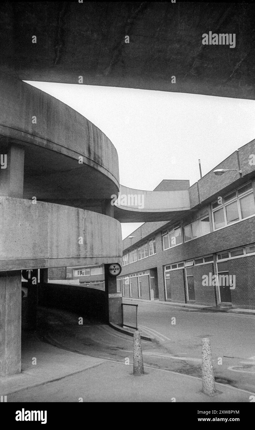 Photographie d'archives du début des années 1970 de la rampe en spirale menant au parking sur le toit (démoli depuis) dans New conduit Street, King's Lynn. Banque D'Images