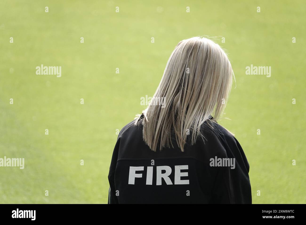 Chelsea, Londres, Royaume-Uni. 18 août 2024. Le premier match de la premier League pour le Chelsea Football Club et les champions de Manchester City Football Club de l'année dernière ont joué à Stamford Bridge. Notre photo montre : (OPS) : pompier féminin crédit : Motofoto/Alamy Live News Banque D'Images