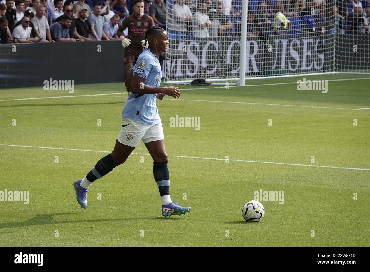Chelsea, Londres, Royaume-Uni. 18 août 2024. Le premier match de la premier League pour le Chelsea Football Club et les champions de Manchester City Football Club de l'année dernière ont joué à Stamford Bridge. Notre photo montre : (OPS) : Man CityÕs Akanji on the ball Credit : Motofoto/Alamy Live News Banque D'Images