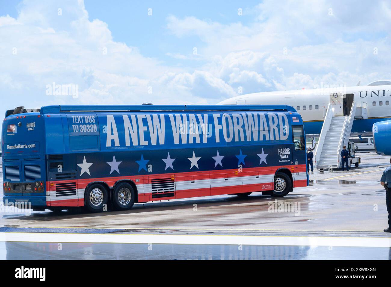 Pittsburgh, États-Unis. 18 août 2024. Le deuxième trajet en bus passe devant Airforce Two, au départ de Wright Bros Aero, Inc. dans le cadre de la tournée à travers l'ouest de la Pennsylvanie le dimanche 18 avril 2024 à Pittsburgh. Photo par Archie Carpenter/UPI. Crédit : UPI/Alamy Live News Banque D'Images