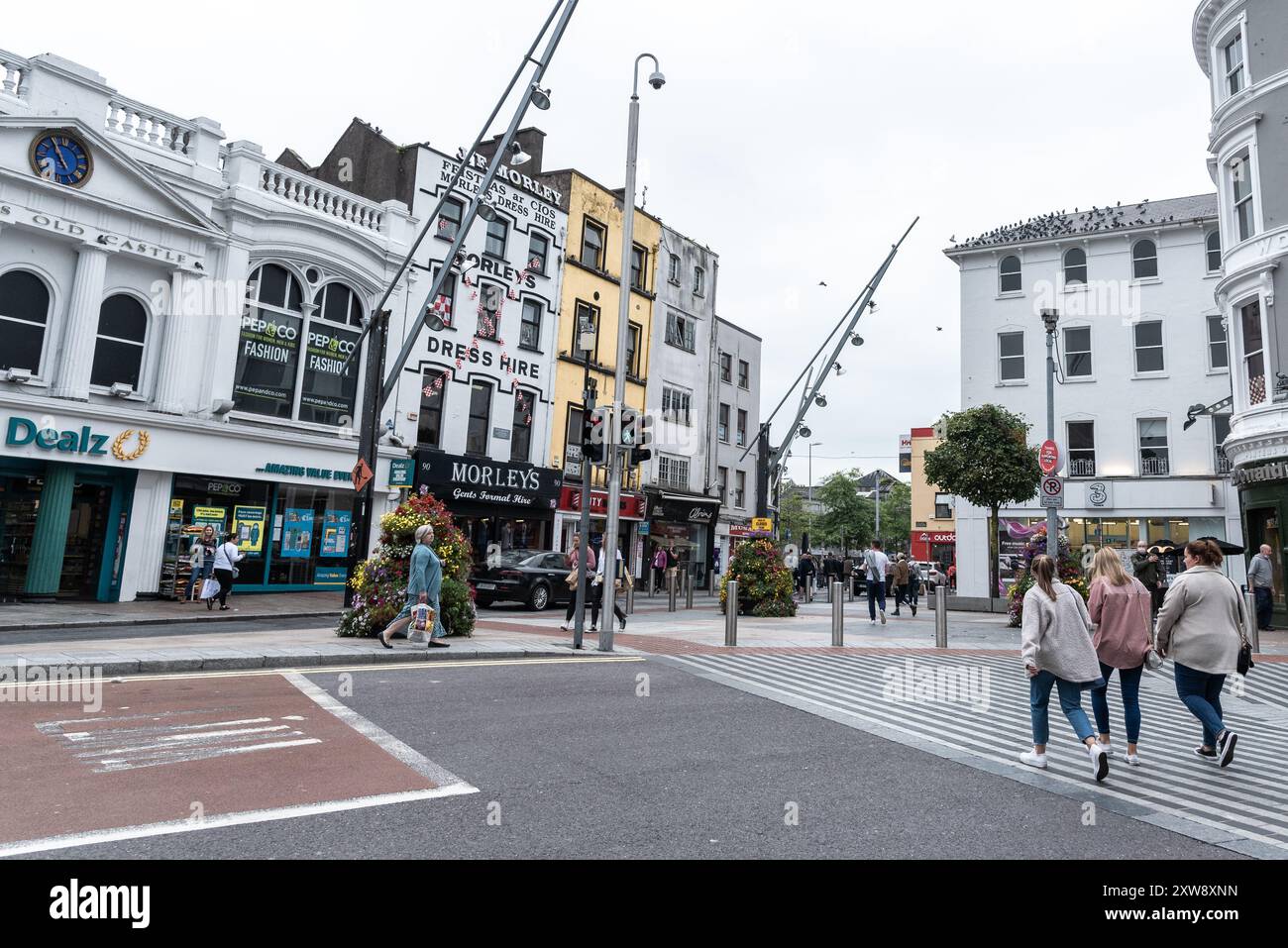 Les gens marchant à St Patric rue commerçante principale Cork Irlande Europe Banque D'Images