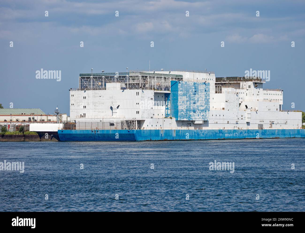 Le Vernon C. bain Correctional Center, une barge de prison de 800 lits, en a utilisé 1992-2023 pour soulager la surpopulation dans la prison principale de New York, Rikers Island. Banque D'Images