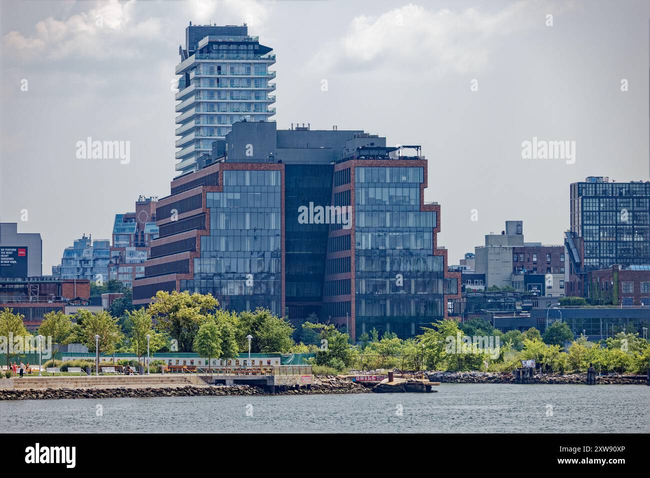 Le 25 Kent Avenue est un centre commercial de taille moyenne situé à un pâté de maisons à North Williamsburg. Les blocs étagés à face en brique sont dotés de bouchons en verre. Banque D'Images