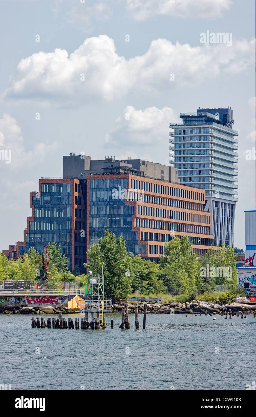 Le 25 Kent Avenue est un centre commercial de taille moyenne situé à un pâté de maisons à North Williamsburg. Les blocs étagés à face en brique sont dotés de bouchons en verre. Banque D'Images