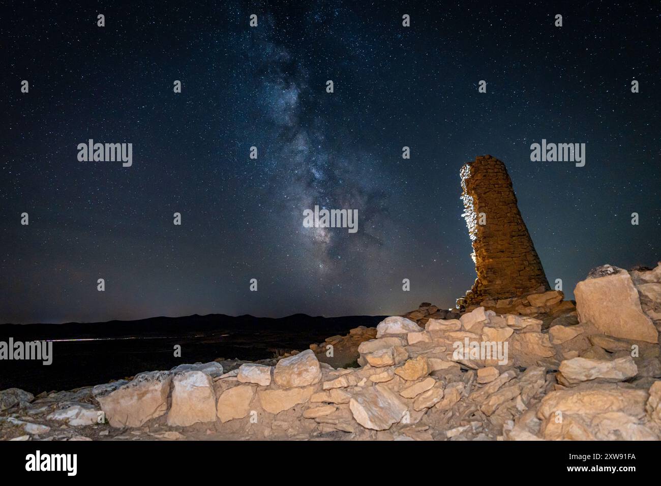 Voie lactée sur le village ibérique de San Pedro à Oliete Teruel Banque D'Images