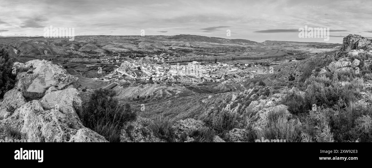 Ultra panoramique noir et blanc vue sur Oliete Village et les montagnes environnantes Banque D'Images
