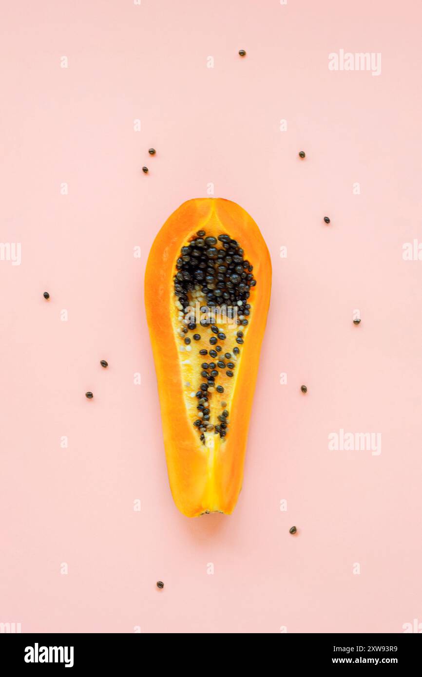 Fruit de papaye sur fond rose. Concept alimentaire. Vue de dessus, pose à plat. Banque D'Images