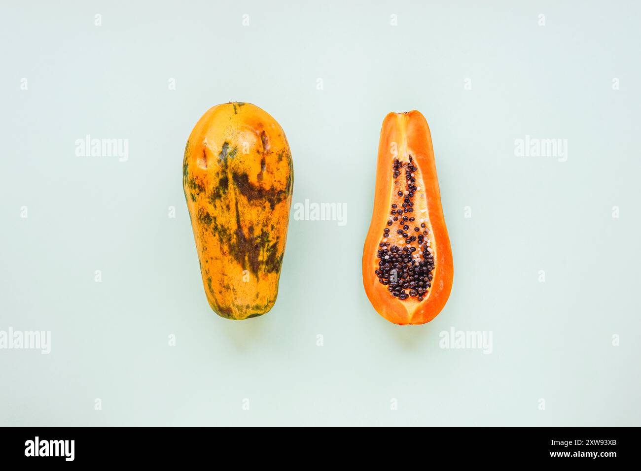 Fruit de papaye sur fond neutre. Concept alimentaire. Vue de dessus, pose à plat. Banque D'Images