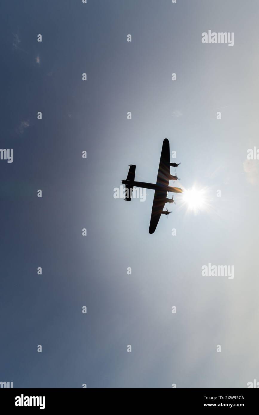Royal Air Force Battle of Britain Memorial Flight Avro Lancaster deuxième Guerre mondiale bombardier PA474 atterrissant à l'aéroport de Southend, au soleil Banque D'Images