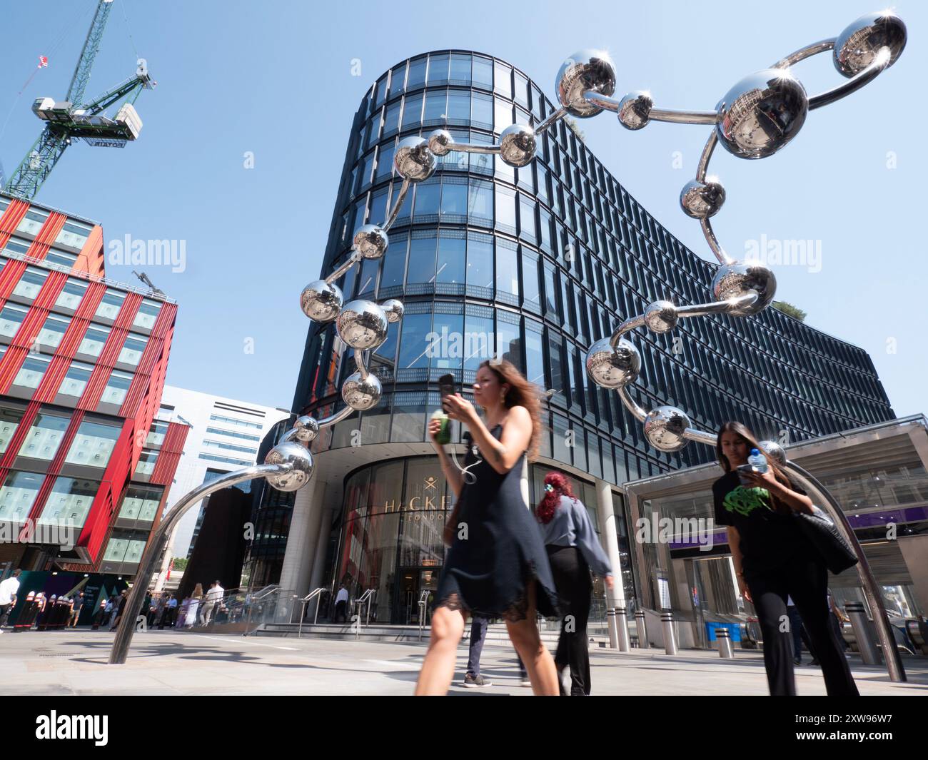 Infinite accumulation par Yayoi Kusama, commissionné par la fondation artistique crossrail à l'extérieur du 100 Liverpool Street London UK Banque D'Images