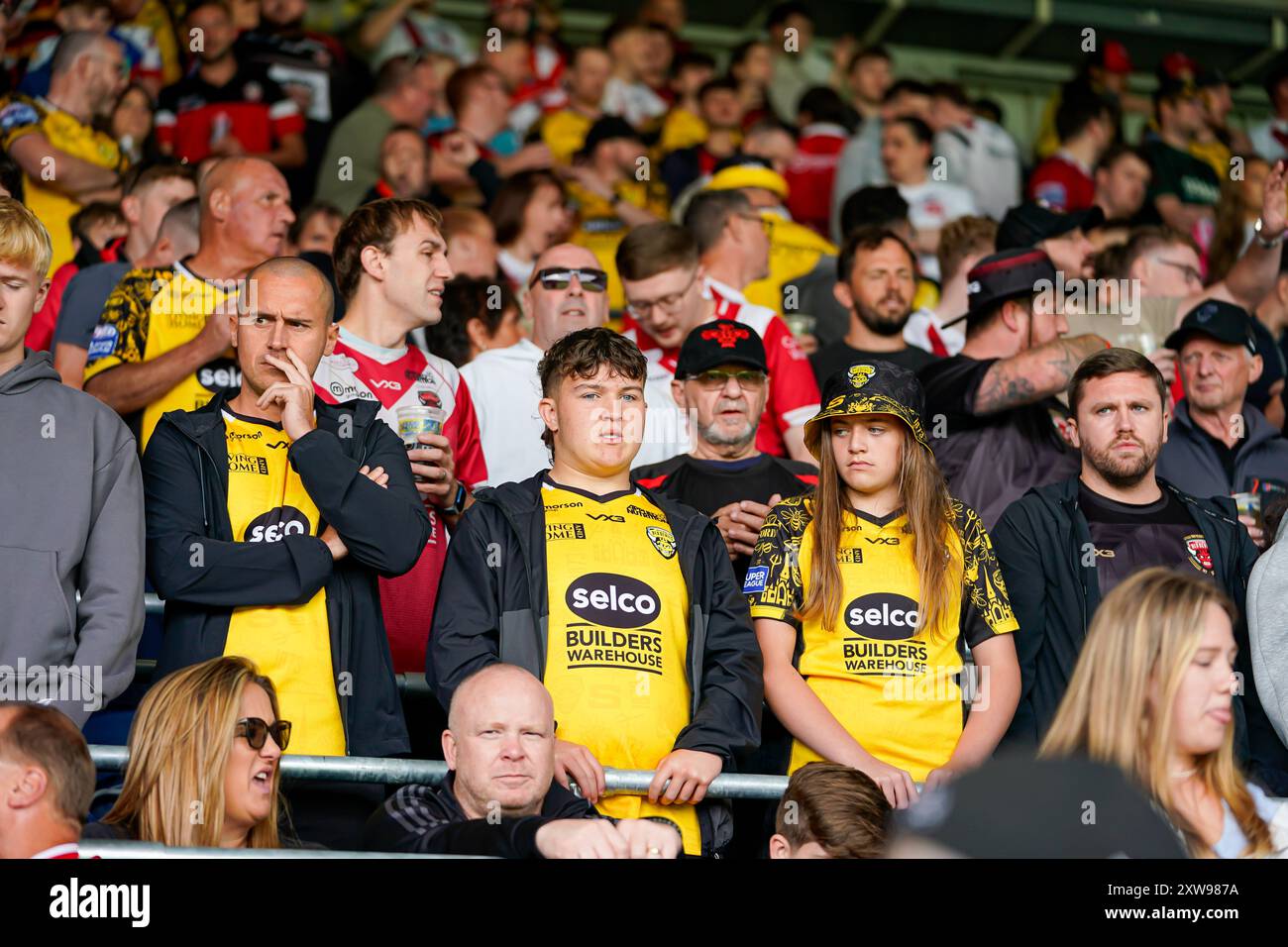 Leeds, West Yorkshire, Royaume-Uni. 18 août 2024. Super League Magic Weekend : Leigh Leopards vs Salford Red Devils à Elland Road. Fans des Red Devils de Salford avant le coup d'envoi. Crédit James Giblin/Alamy Live News. Banque D'Images