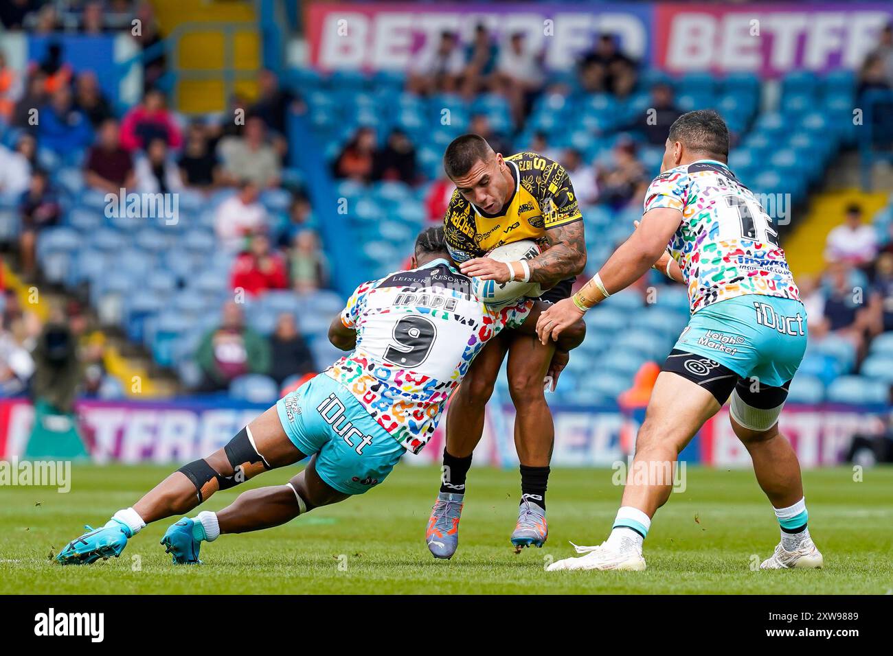 Leeds, West Yorkshire, Royaume-Uni. 18 août 2024. Super League Magic Weekend : Leigh Leopards vs Salford Red Devils à Elland Road. Edwin Ipape fait le tacle sur Jayden Nikorima. Crédit James Giblin/Alamy Live News. Banque D'Images