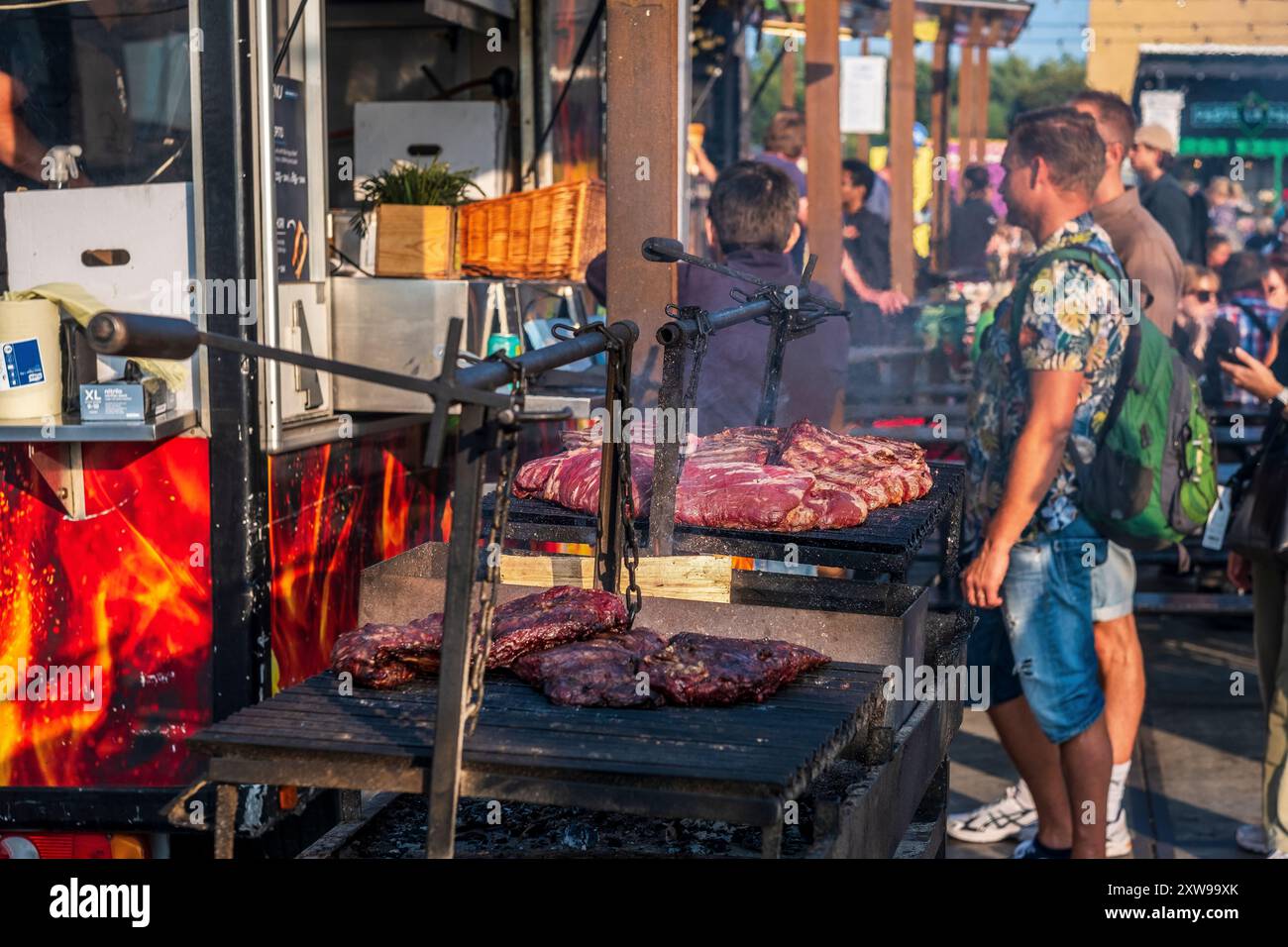 Cuisson de steak sur un grill dans un stand argentin, Broens Food Market, Copenhague, Danemark Banque D'Images