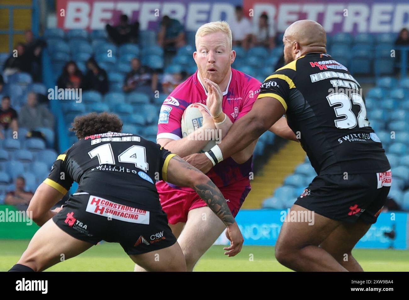 Leeds, Royaume-Uni. 18 août 2024. Elland Road, Leeds, West Yorkshire, 18 août 2024. Betfred Super League - Magic Weekend Huddersfield Giants vs Castleford Tigers Matty English de Huddersfield Giants est attaqué par Liam Horne et Daniel Hindmarsh de Castleford Tigers Credit : Touchlinepics/Alamy Live News Banque D'Images