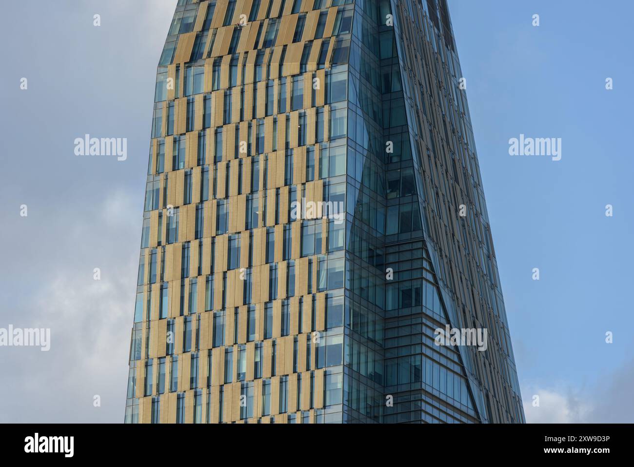 ISTANBUL, TURQUIE - 22 JUILLET 2024 : la Tour Allianz, située à Istanbul Atasehir, a une hauteur de 186 mètres. Banque D'Images ISTANBUL, TURQUIE - 22 JUILLET 2024 : la Tour Allianz, située à Istanbul Atasehir, a une hauteur de 186 mètres. Banque D'Images