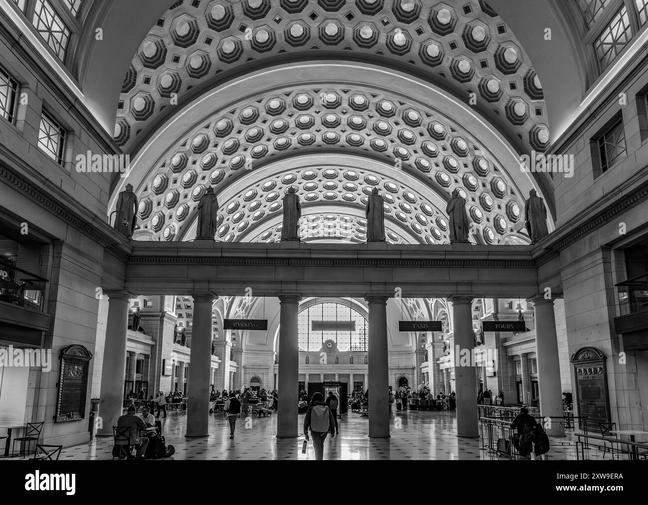 Washington DC – États-Unis – 22 mars 2024 vue en noir et blanc de la gare historique Great Hall of Washington Union Station, une grande gare ferroviaire et des transports Banque D'Images