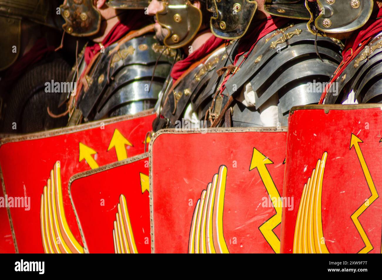 Réacteurs en tant que légionnaires romains en formation lors d'un événement historique à l'époque romaine Banque D'Images