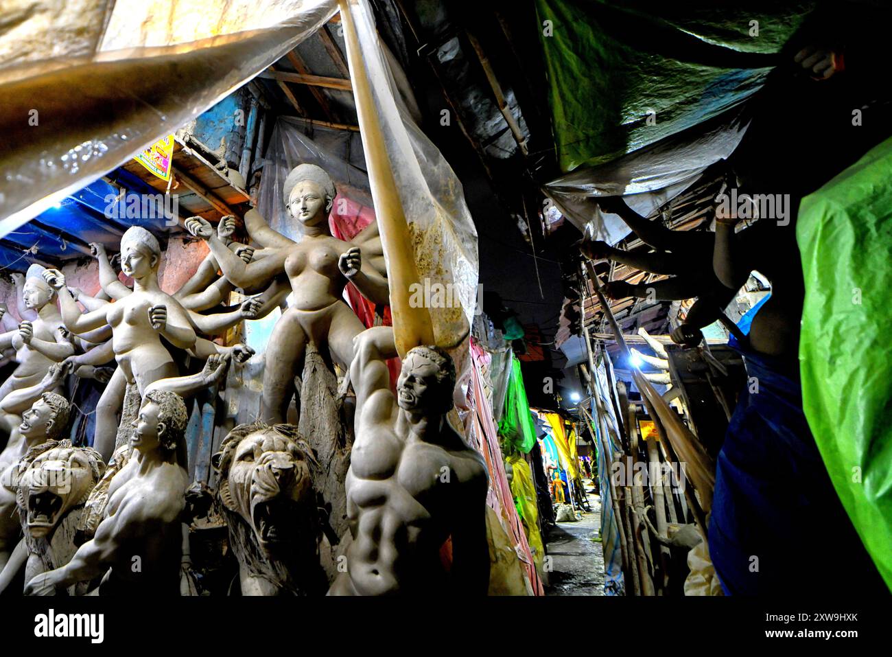 Kolkata, Inde. 17 août 2024. Les idoles de la déesse hindoue Durga sont vues exposées dans un magasin dans la région de Kumortuli pendant la préparation du plus grand festival hindou Durga Puja. Le festival Ganesh Chaturthi est le festival annuel de culte des hindous et on croit que le Seigneur Ganesha est le Dieu des nouveaux départs et le Remover des obstacles ainsi que le Dieu de la sagesse, de l'intelligence, de la fortune et de la prospérité. (Photo par Avishek Das/SOPA images/SIPA USA) crédit : SIPA USA/Alamy Live News Banque D'Images