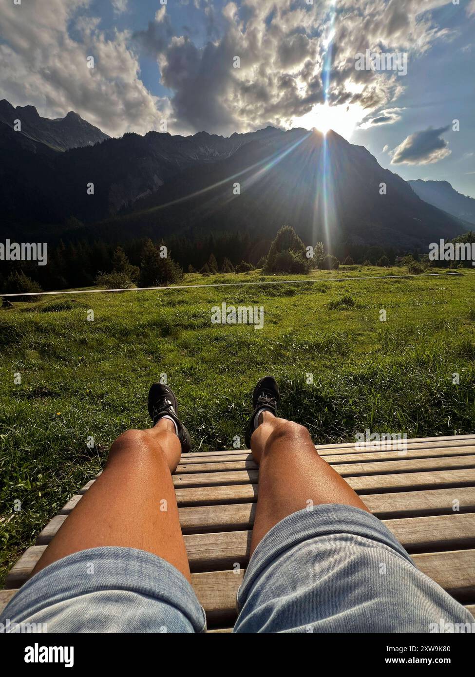 18.08.2024, Bad Hindelang im Allgäu, Sommerferien im Heilkimatischen Ort. Mann beim Rasten auf einer Bank. 18.08.2024, Bad Hindelang im Allgäu 18.08.2024, Bad Hindelang im Allgäu *** 18 08 2024, Bad Hindelang im Allgäu, vacances d'été dans le village de Heilkimat homme reposant sur un banc 18 08 2024, Bad Hindelang im Allgäu 18 08 2024, Bad Hindelang im Allgäu Banque D'Images