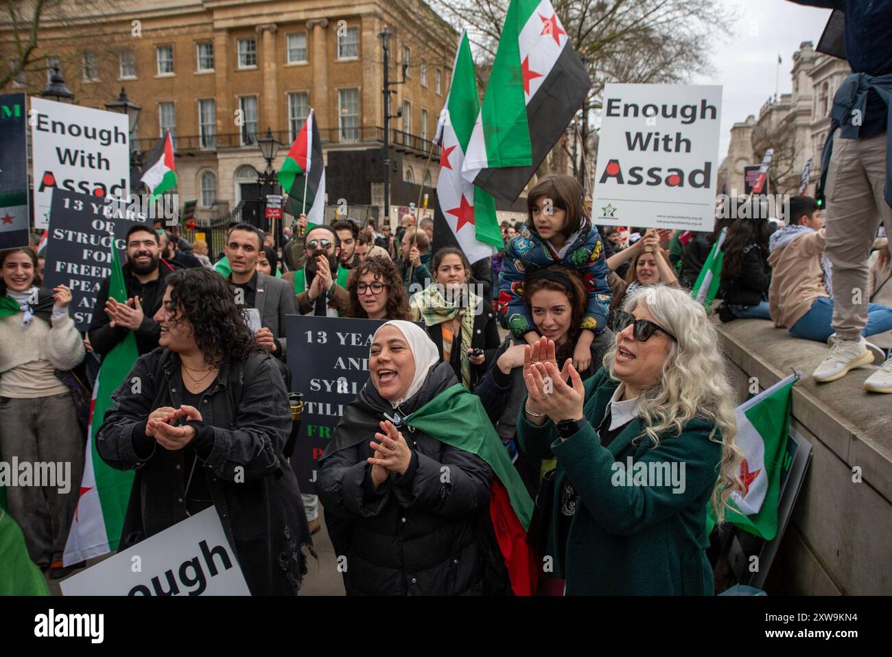 Londres, Royaume-Uni. 16 mars 2024. Les manifestants tiennent des drapeaux et des pancartes devant Downing Street pendant la manifestation. Un petit groupe de la diaspora syrienne s’est réuni devant Downing Street, à Londres, pour le 13e anniversaire de la révolution syrienne. Elle est également connue sous le nom de révolution syrienne de la dignité. Le soulèvement était contre le président Bachar al-Assad et sa dictature. (Crédit image : © Krisztian Elek/SOPA images via ZUMA Press Wire) USAGE ÉDITORIAL SEULEMENT! Non destiné à UN USAGE commercial ! Banque D'Images