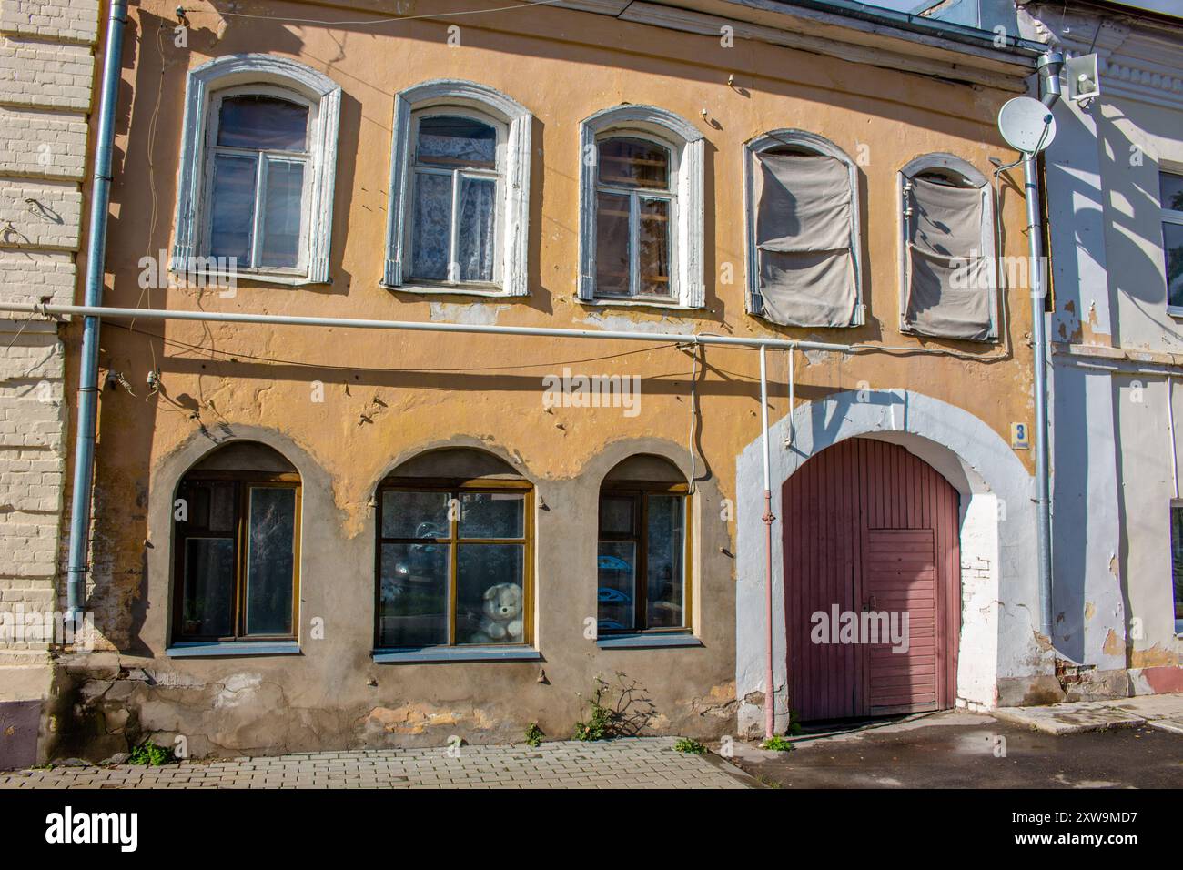 Borovsk, Russie - septembre 2015 : bâtiment historique de la ville de Borovsk sur la place Lénine. Maison en pierre de deux étages de la fin du 19ème - début du 20ème cen Banque D'Images